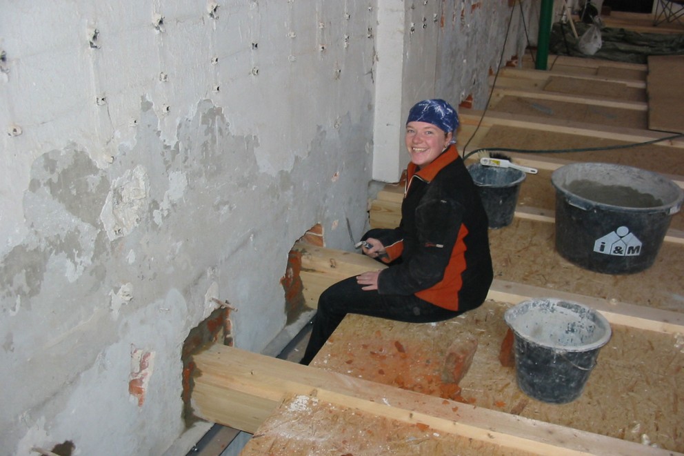
			Ohne die Bauherrin geht nichts: Korinna Knackstedt beim Einmauern der Deckenbalkenköpfe

		