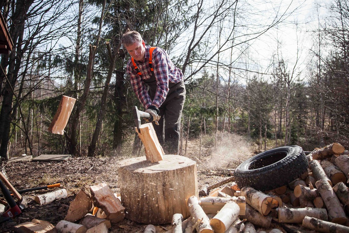 Lars Mytting schlägt mit einer Axt auf ein Stück Holz 