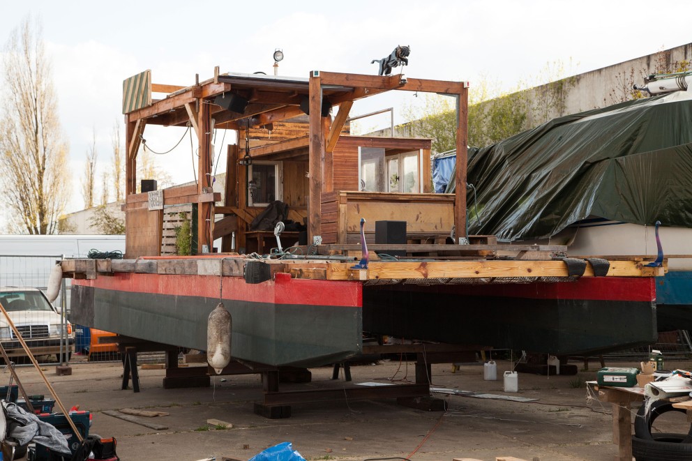 
			Der Weg ins Wasser: Das nachhaltig gebaute Floß „Panther Ray“ wird für den Transport vorbereitet

		