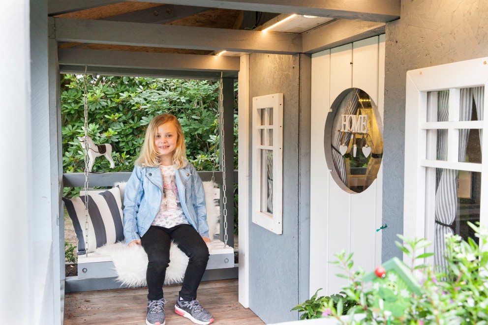 
			Amélie Sluiter, Tochter von Dieter Sluiter, kann auf der eigenen Schaukelbank ihrer Veranda sogar Gäste empfangen.

		