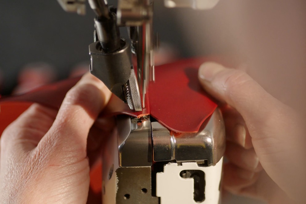 
			Mit der Nähmaschine wird eine Naht in Leder gearbeitet

		