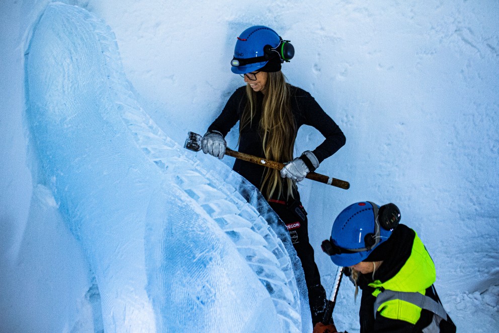 
			Die schwedische Künstlerin Linda Vagnelind arbeitet zusammen mit einem Helfer an einer Skulptur für die „Guardian Suite“, die sie im „Ice Hotel“ gestaltet.

		
