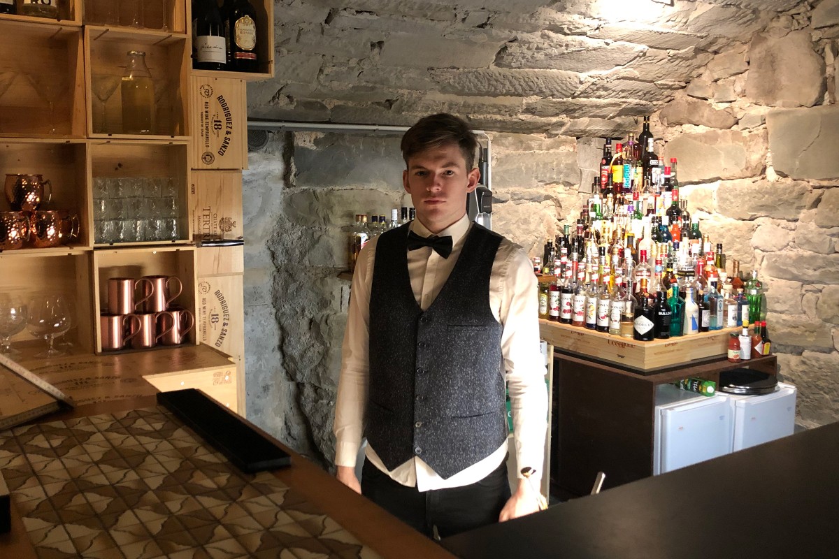 Silvan Helbling aus Rapperswil Jona in der Schweiz steht am Tresen seiner selbst gebauten Bar „The Crown Bar“ 