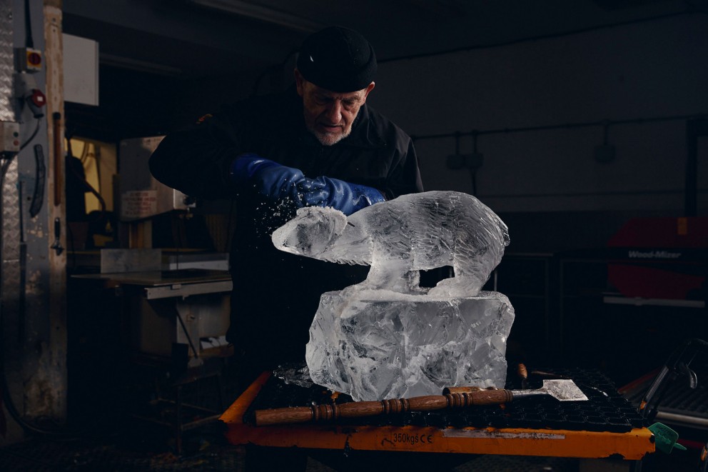 
			Eisschnitzer Duncan Hamilton mit einem seiner vergänglichen Werke: der Skulptur eines Eisbären

		