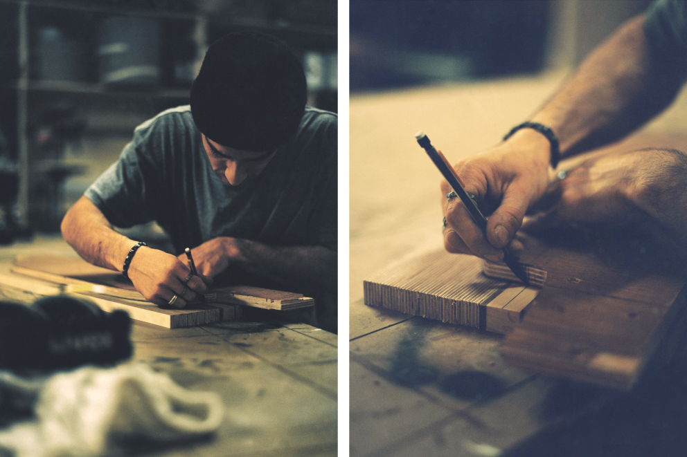 
			Handarbeit: Mit dem Bleistift zeichnet Sam die grobe Form des Skateboards auf das zurechtgeschnittene Holzbrett.

		