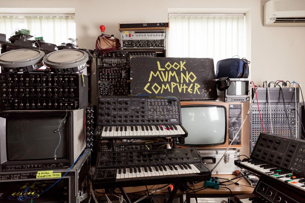 
			In Sam Battles Studio in East London entstehen seine wilden Kreationen, darunter seine Furby Orgel

		