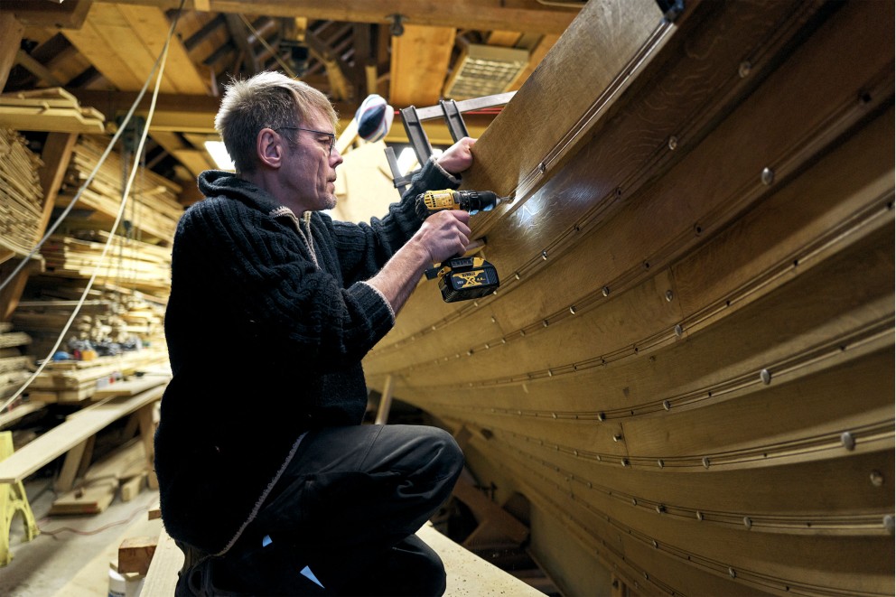
			Unersetzlich für Schiffsbauer Stefan Sondermann: die Schraubzwinge, die Planken beim Befestigen genau auf Abstand hält

		