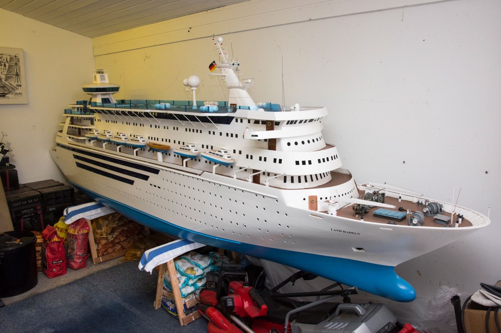 
			Modell des Passagierschiffs „Land Hadeln“. Sein größtes Modell bisher. Benannt nach dem Frachter, auf dem er selbst seine erste Fahrt machte.

		