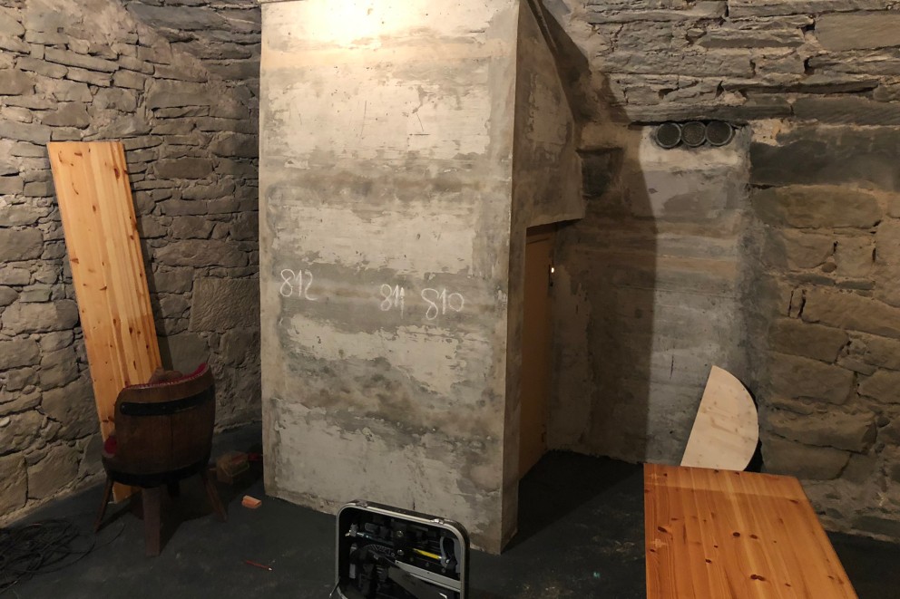 
			Der Warenlift des Kellergewölbes im Restaurant „Krone“ sah vor der Renovierung durch Silvan Helbling aus Rapperswil Jona in der Schweiz ganz unscheinbar aus

		