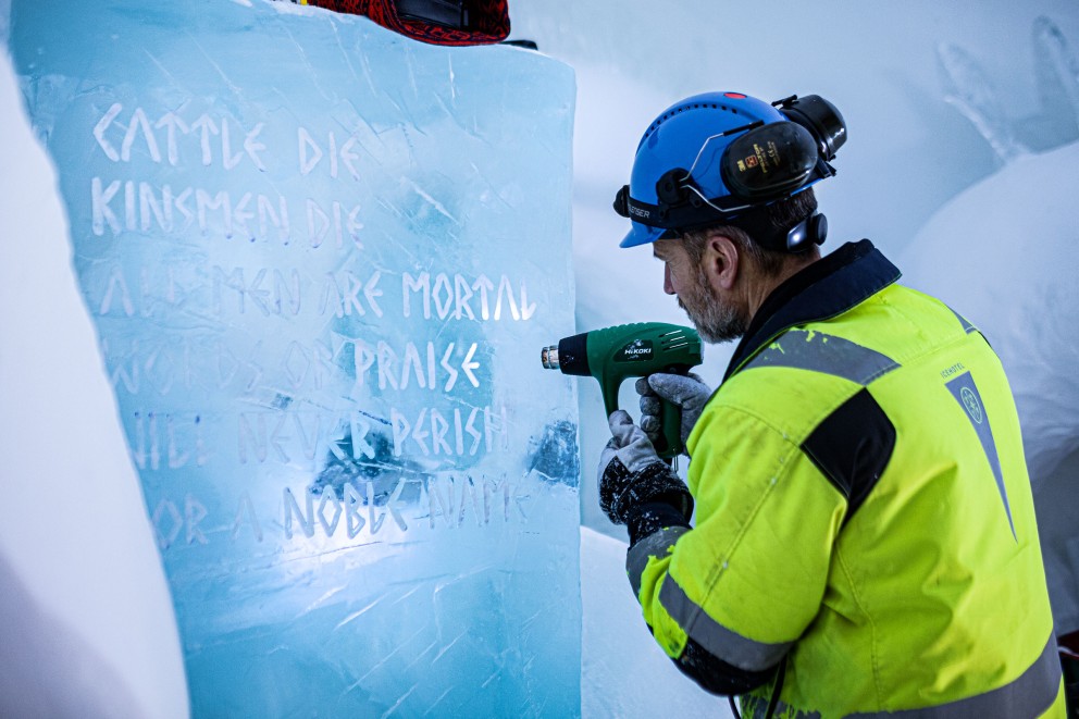 
			Kalte Poesie: Ein Arbeiter „fräst“ mit einem Bohrer ein Gedicht in eine Eiswand.

		