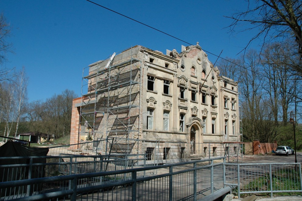 
			Was vom alten Gebäude blieb, das Designer Michael Hecken in der Nähe von Berlin gekauft hatte: die alte Stuckfassade aus dem Jahr 1907

		