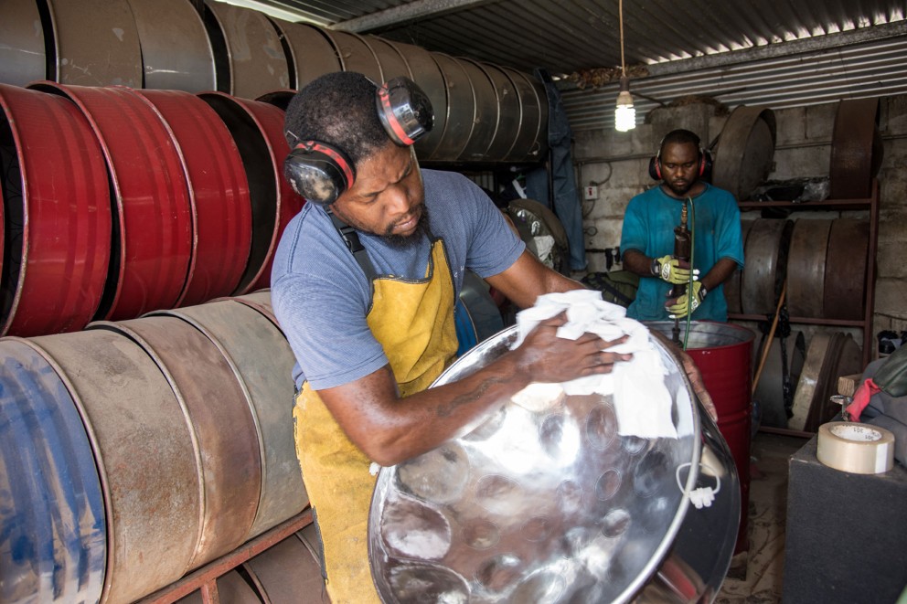 
			Die Steel Pan, umgebaut aus einem alten Ölfass, die im Karibikstaat Trinidad & Tobago hergestellt wird, erstrahlt im neuen Glanz

		