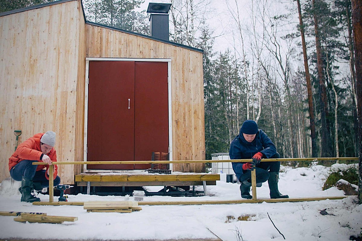 Die Studenten Timm und Jonas bauen ein Holzhaus an einem norwegischen See, mitten im Sumpfgebiet. 
