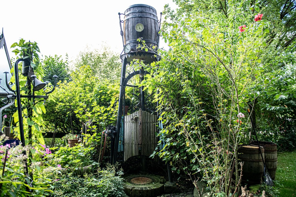 
			Grüner Garten mit selbst gebautem Duschturm.

		