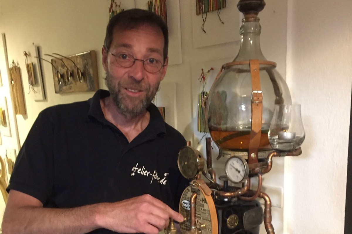 Steffen Fischer vom Atelier Fischer in Leipzig präsentiert seine selbst gebaute Whiskey Zapfanlage 