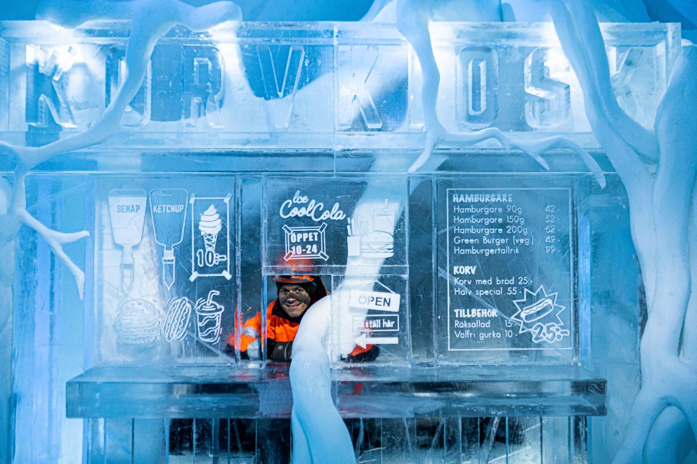 
			Auch die Angebote des „KorvKiosk“ im „Ice Hotel“ sind in Eis gemeißelt: Hamburger, Cola, Eis, Brot, Ketchup oder Senf.

		