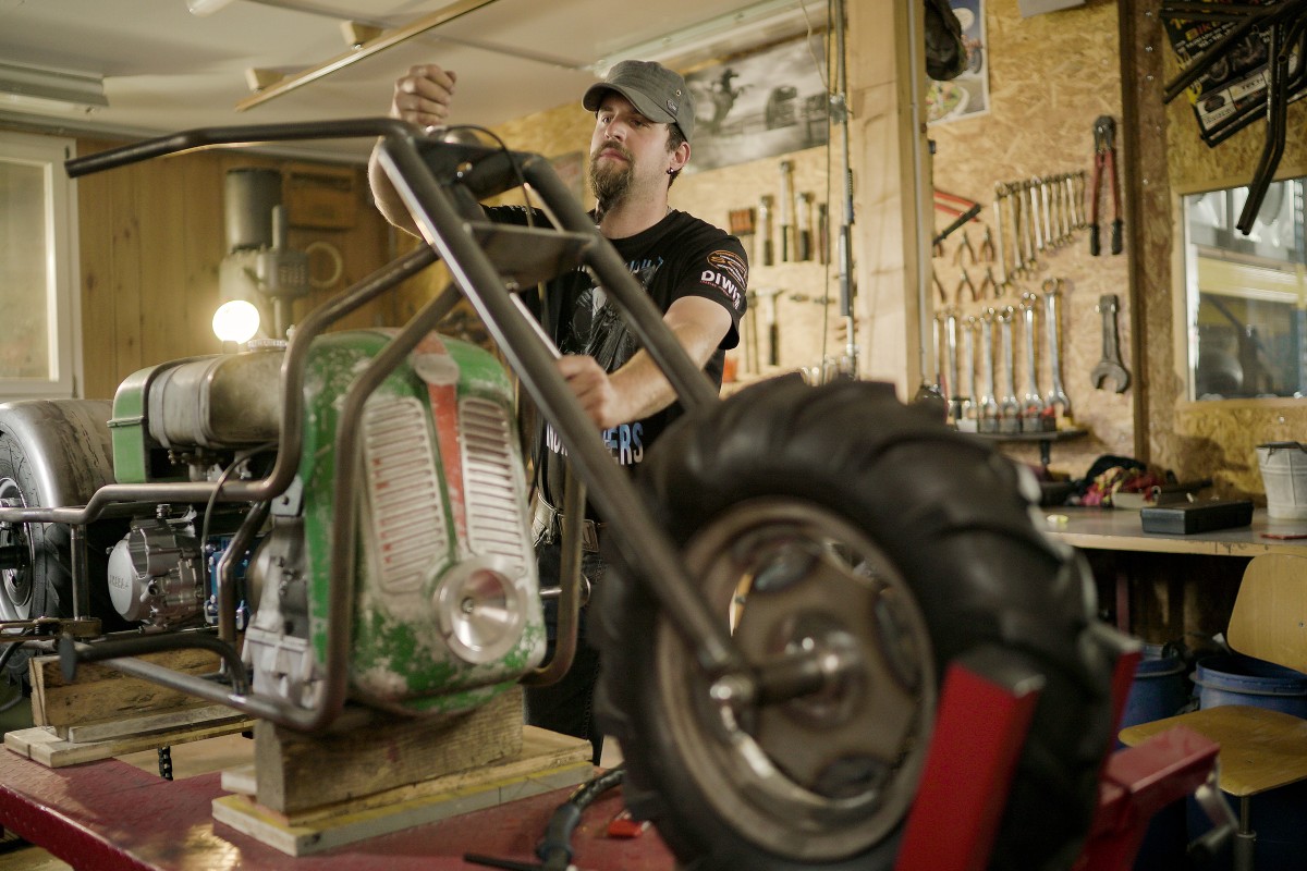 Kilian Kurmann schraubt an seinem Motorrad aus vielen verschiedenen Einzelteilen; 