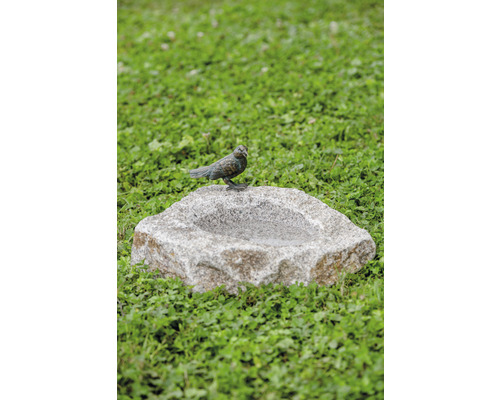 Gartenfigur Rottenecker Vogeltränke und Bronzevogel auf Granitstein